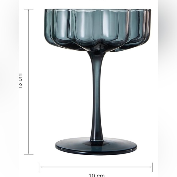 Flower shaped glasses set of six beautiful colors 😍😍✨🍸🍷🍾 (1) set of six 💕 - Picture 4 of 4